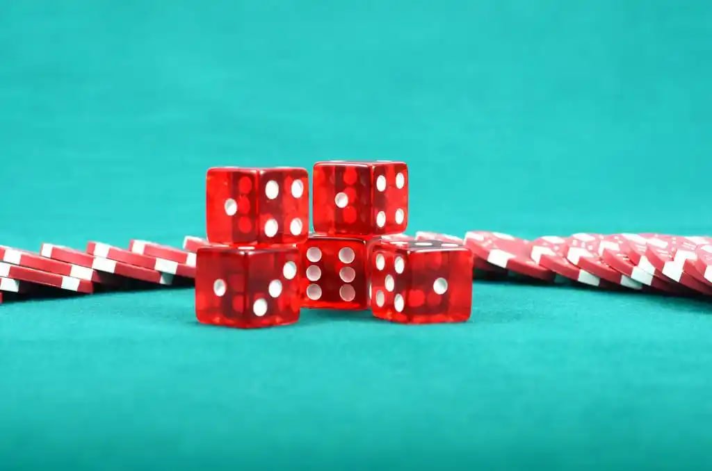 Bàn baccarat live casino với dealer chuyên nghiệp tại lucky6868
